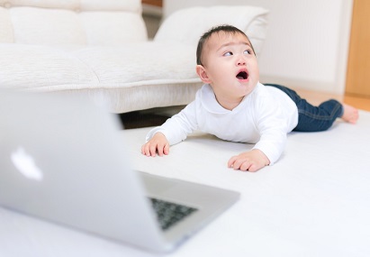 赤ちゃんがハイハイでパソコンに近づく